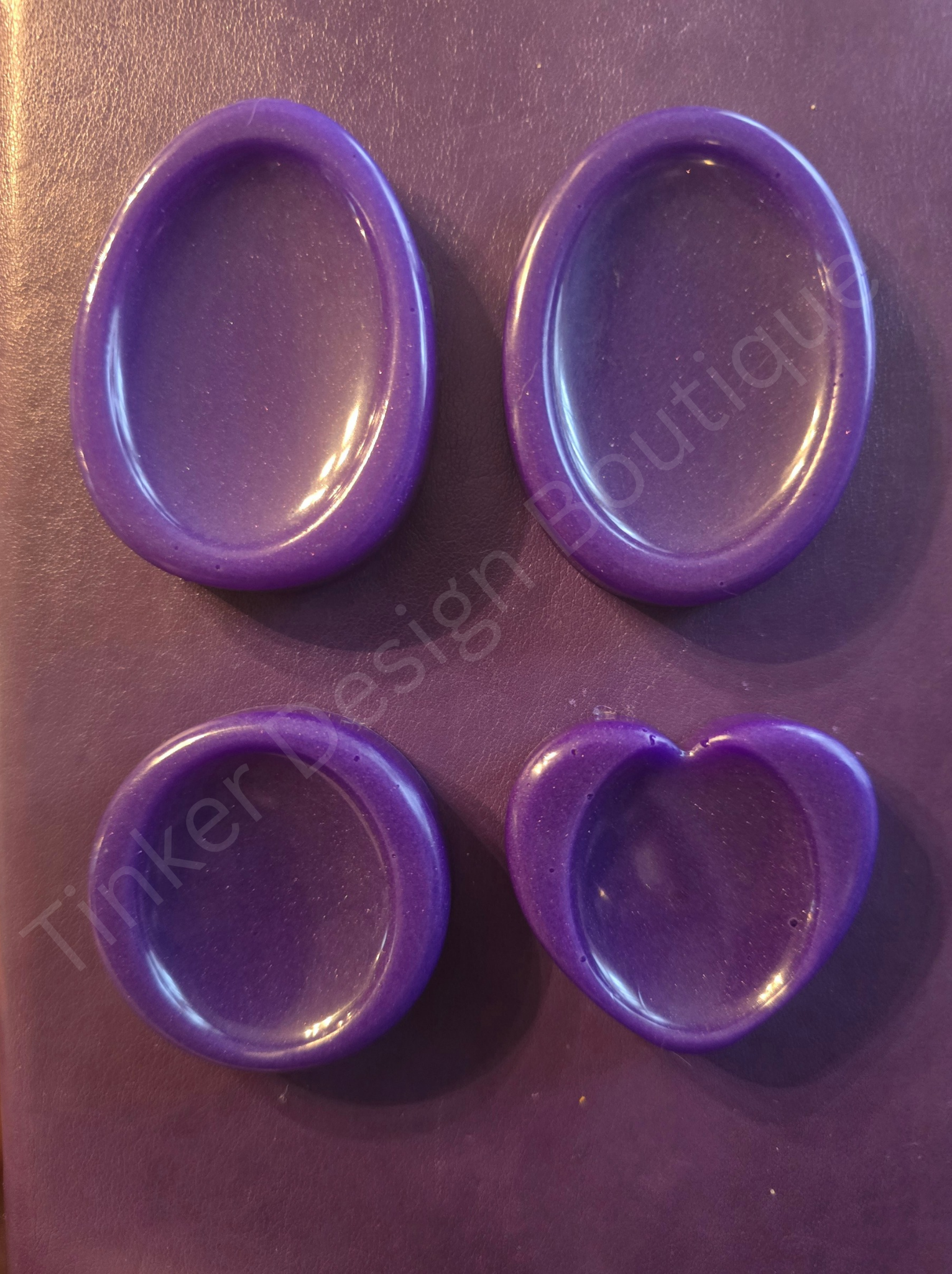 Glow in the dark and thermochromatic worry stone